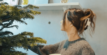 Надя Дорофєєва показала свою квартиру та прикрашену ялинку (відео)