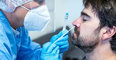 Деякі люди ніколи не хворіли на COVID-19: що з ними не так