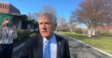 "Прекрати нести чушь!": советник Трампа наорал на репортера, когда тот спросил о пошлинах (видео)