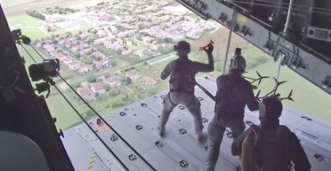 Незвичайне рішення: французькі військові "кидаються" FPV-дронами з борту літака (відео)