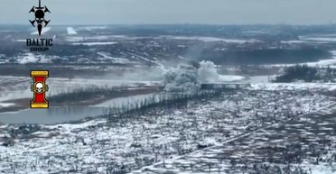 Мост упал: FPV-дрон уничтожил российскую бронемашину с БК в Донецкой области (видео)