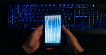 Як захистити свій телефон від ШІ-шахраїв: рекомендації фахівців із ФБР