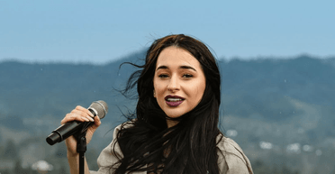 "Ніби таргана в борщі побачила": відома співачка образилась на своє фото у Вікіпедії