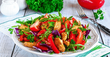 Теплий салат із куркою, грибами та болгарським перцем: швидкий рецепт ситної страви