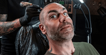 Люди вражені: лисий чоловік зробив собі на голові татуювання волосся (відео)