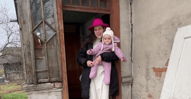 Смеется все село: украинка купила разваленный дом "со светом" за $5 тысяч (фото)