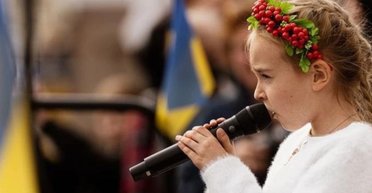 "Не обсуждают войну в школе": в Финляндии 11-летнюю украинку заставили петь российскую "Калинку"