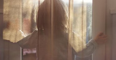 Донька поскаржилася, що хтось спостерігає за вікном ванної: батько в шоці від того, що побачив