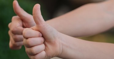 Мужчина потерял работу из-за эмодзи "палец вверх" в рабочем чате: что он сделал не так