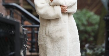 Емілі Ратаковскі продемонструвала стильне світле пальто на зиму 2023-24 (фото)