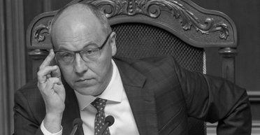 Убийство Парубия: на здании ВРУ приспустили государственный флаг (фото)