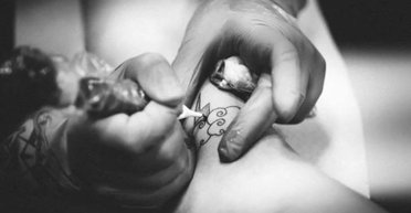 Татуювальник потрапив у скандал, зробивши тату 9-річній дівчинці: що він намалював (відео)