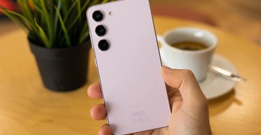 Новый бюджетник или трехлетний флагман: какой смартфон оказался лучше (видео)