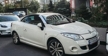 В Киеве заметили очень редкий роскошный роскошный Renault Megane (фото)