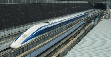 Не успели разглядеть: поезд нового поколения удивил людей своей скоростью (видео)