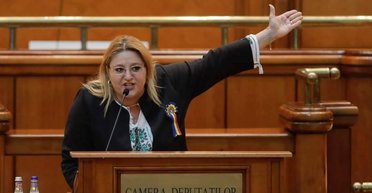 Во время визита в РФ: румынский депутат пригрозила "переломать ноги" Зеленскому (фото)