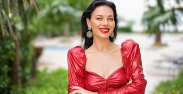 "Це не для бідних": скандальна художниця розпиляла 1 кг золота на свої картини (фото)