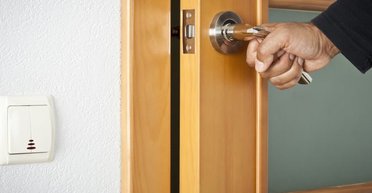 Мужчина оставил дверь открытой, а когда вернулся, то был шокирован: что он увидел (видео)