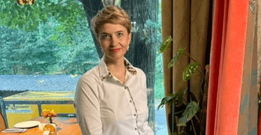 Кто должен заходить в лифт первым? 6 каверзных вопросов к наставнице по этикету