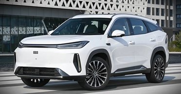 Багате оснащення і витрата 3,3 л/100 км: Geely показала доступний сімейний кросовер (фото)