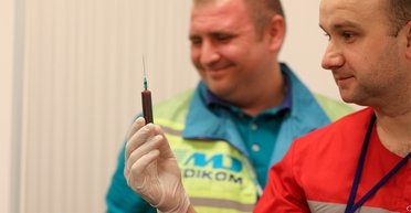 Анализы – так анализы. Как Порошенко и Зеленский сдавали кровь в прямом эфире