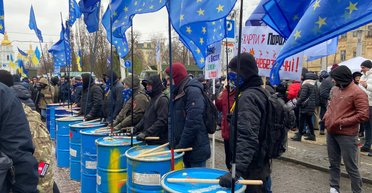 Розпивання чаю та гра на "барабанах". Що відбувається на мітингу на підтримку Порошенка під судом (фото)