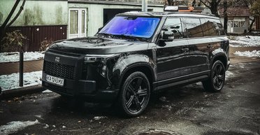 Цена $75000 и запас хода 1100 км: в Киеве заметили электрифицированный клон Land Rover (фото)