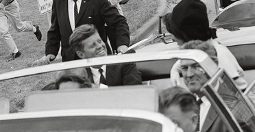 Девочка в синем. Свидетельница убийства Кеннеди — о выстрелах в Далласе 56 лет назад