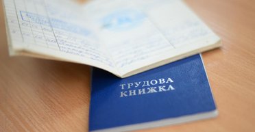 Не соответствует Конституции: в Раде решили увольнять за родственников в оккупации, что известно