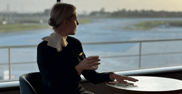 Стюардесса показала хитрость, как без доплат заносить багаж в самолет (видео)