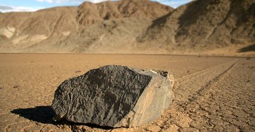 У цьому місці на Землі камені таємничо рухаються поверхнею: у чому секрет (фото)