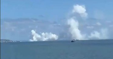 Дымовая завеса и взрывы: оккупанты сообщили о повторной атаке на Крымский мост (фото, видео)