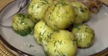 Молода картопля з курячими гомілками: рецепт ситної сезонної страви