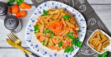 Салат із корейською морквою, ковбасою та сухариками: швидко та смачно