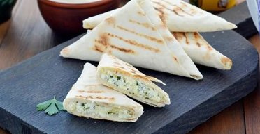 Вкусная простая закуска: рецепт лаваша с творогом и сыром