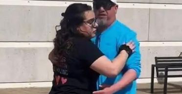 Жінка у пошуках батька зробила ДНК-тест, але довідалась дещо значно цікавіше (відео)