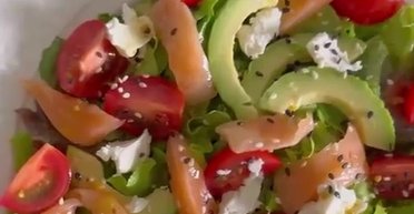 Салат із червоною рибою та авокадо: як приготувати смачну та корисну страву