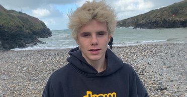 19-летний сын Виктории Бекхэм закрутил роман с бразильской певицей (фото)