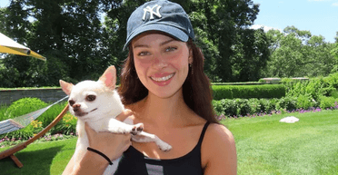 "Відчуваю такий біль": Нікола Пельц подала позов проти грумера через смерть свого собаки (фото)