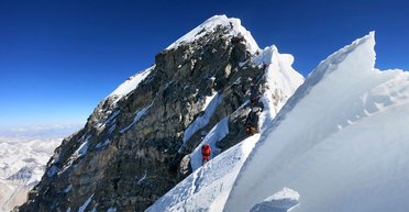 В ловушке Эвереста: буря на самой высокой точке мира "пленит" 1000 человек уже два дня (фото)
