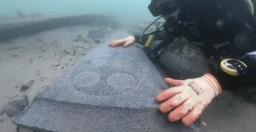 Непростая находка: могильные плиты с затонувшего корабля XIII века удивили исследователей (фото)