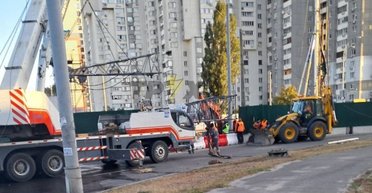 В Киеве посреди дороги упал строительный кран: движение транспорта изменено (фото)