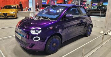 Бюджетный эксклюзив: три электромобиля Fiat 500 ушли с молотка за $600 000 (фото)