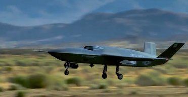 Беспилотный истребитель США впервые поднялся в воздух: сбивает самолеты ракетой AIM-120 (видео)