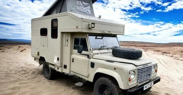 Обстрелянный военный Land Rover превратили в автодом (видео)