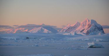 Воздушный шар NASA зафиксировал странные сигналы: исходят из-подо льда Антарктиды