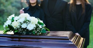 Похороны отца обернулись шоком: незнакомцы рассказали правду, которую тот скрывал всю жизнь