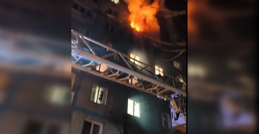 В Запорожье горит дом после атаки "шахедов" РФ, ранили женщину — ОВА (видео)