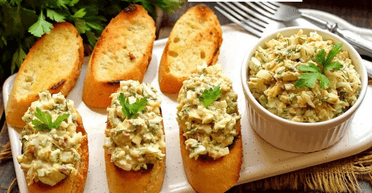 Намазка з тунця, огірків і вершкового сиру: смачна закуска за 15 хвилин