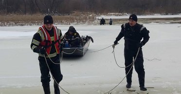 В Черкасской области шестеро рыбаков дрейфовали на льдине, которая откололась от берега, — ГСЧС